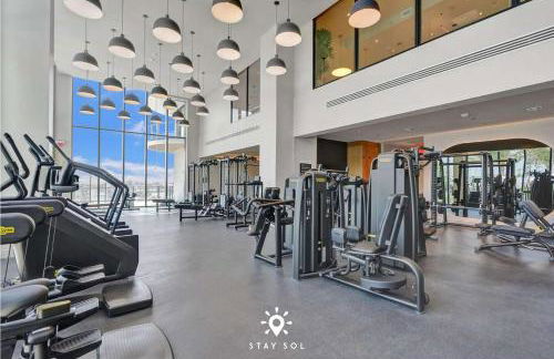 Chic 2BR Apartment Gym & Balcony Views - Foto 56