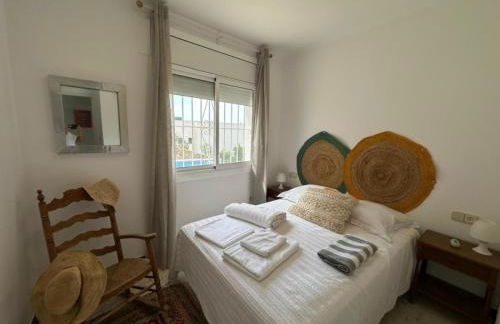 Preciosa casa con piscina desbordante y vistas al mar - Foto 16