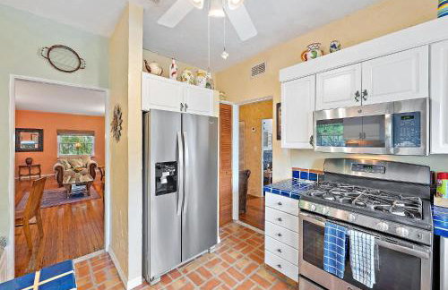 Casa De Marita - Backyard Bliss with Pool in Historic Sunshine Park - Foto 8