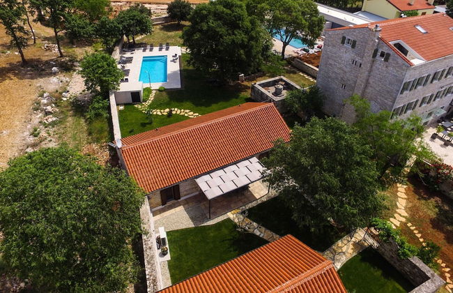 The Poolside Stone House in Bale - Foto 47