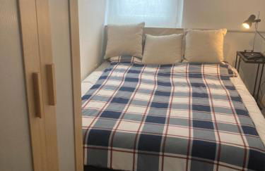 Ruhiges ganzes Apartment Self Check-in 45 m zwei Zimmer Groses Bad Badewanne Kochnische - Foto 3