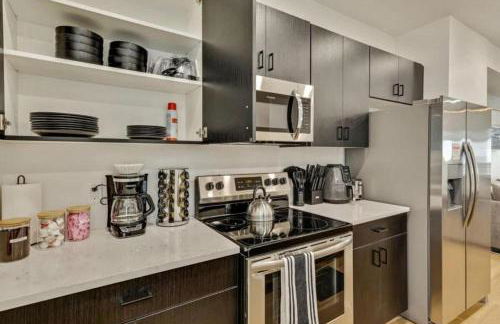 3 Min to DT - 2 Car Garage - Lux Townhome - King Bed - Foto 19