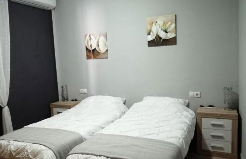 Villa - Sleeps 4 - Pool - Patio - Parking - Foto 19