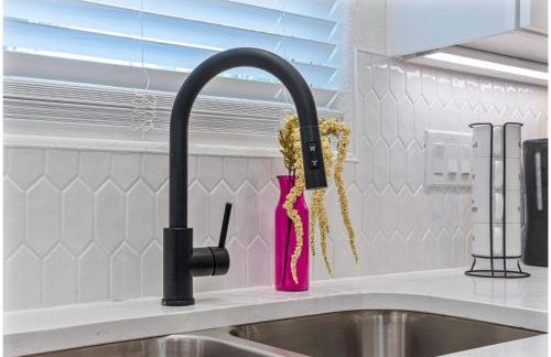 Unwind in Style 4BR2BA Quick Access to Downtown - Foto 15