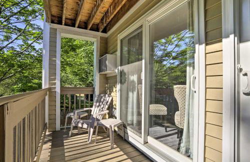 Lake Getaway Walk Across Street to Private Beach! - Foto 12