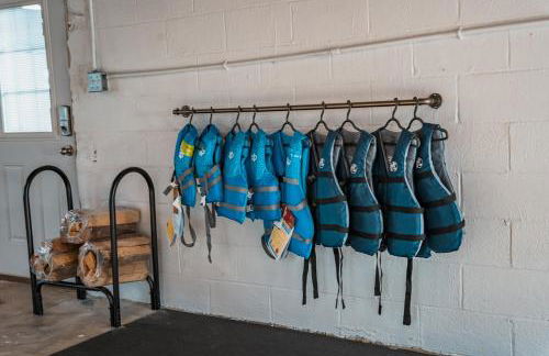 Sandusky Bay Hot Tub, Gym, Patio, Games, Recreation Watercraft, Waterside Home, check it out! - Foto 8