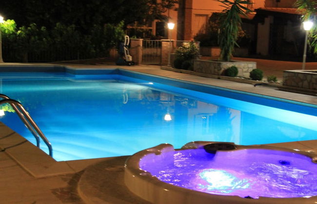 Villa with Salt Water & Heated Pool & Hot Tub near sea - Foto 30