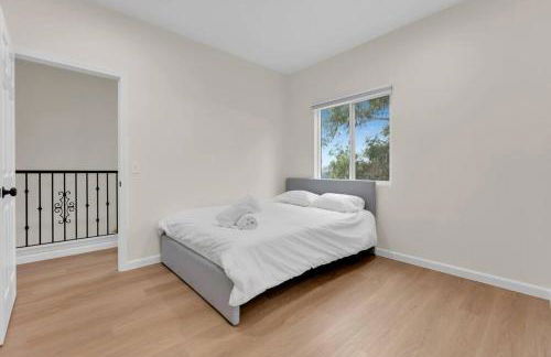 Urban Retreat Fun Relax Self Check-In Hot Tub Foosball Fire Pit Cornhole - Photo 21