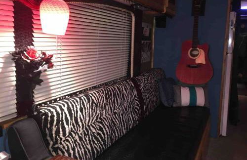 Stay Like a Rock Star Tour Bus in Durham NC - Foto 24