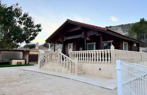 La casica de madera con Jacuzzi exterior y barbacoa - Foto 1