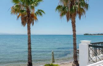 Beachfront Modern Apartment - Photo 30