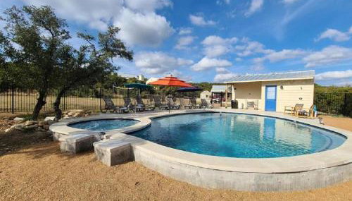 Beautiful Pet-Friendly Cottage with Outdoor Fireplace for a Wonderful Escape in Nature near Austin, Texas - Photo 4