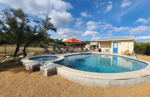 Beautiful Pet-Friendly Cottage with Outdoor Fireplace for a Wonderful Escape in Nature near Austin, Texas - Photo 4