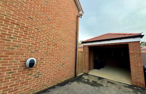 Detached 4BR House - Private Garden, Garage & Parking - Perfect for Long Stays, Families, Contractors - Photo 11