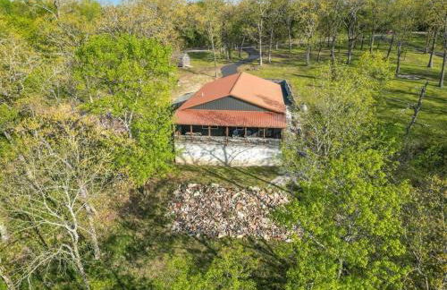 Table Rock Lakefront on 2 Acres with firepit - Foto 32