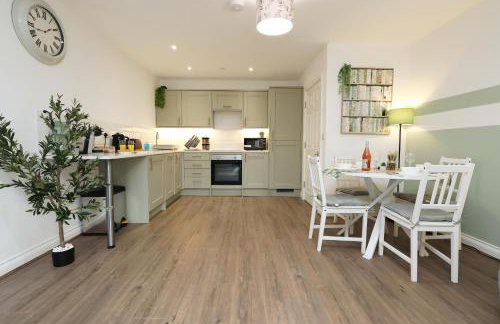 large 2 bed central apartment with balcony and private parking - Foto 9