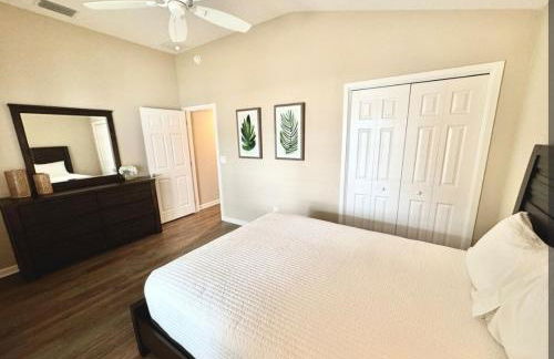 Cozy Oasis in Prime Location with Sunset Lake View, Golf Cart and Bathtub - Foto 24