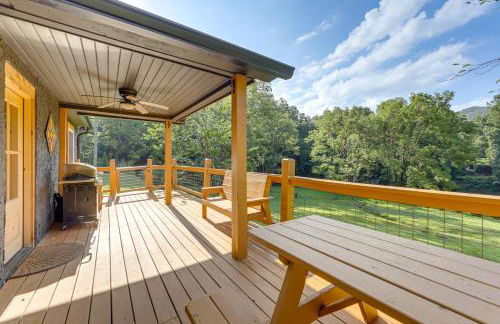 Remote Home with Deck and Grill in Scenic Tuckasegee! - Foto 2