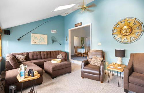 Pet-Friendly Lakefront Home in a Quiet Cove w/ Netflix, Outdoor Seating, Boat Slip - Foto 7