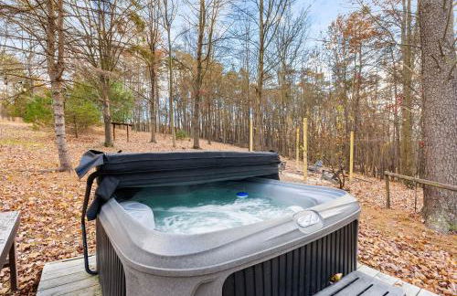 River Access Cabin with Hot Tub, Fire Pit, & WiFi! - Foto 39