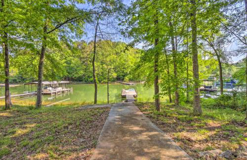 Lakefront Townville Gem with Boat Dock and Kayaks - Foto 31
