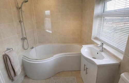 NEW! Large 4BR home by Shirestone Property, Driveway Parking, Near M40, Wifi - Photo 11