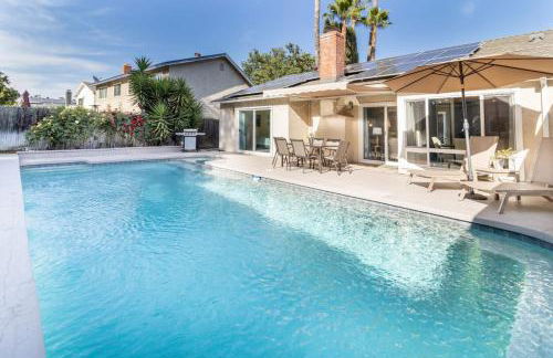 Stunning 4 Bedroom 1 Level- Pool, Spa, Grass Yard, Fire Pit, Garage, BBQ - Foto 13