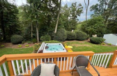 Lux Family Xcape with HotTub Fireplace Deck BBQ - Foto 16