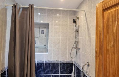 Entire 3 bedroom home with Parking in Welling, London, UK - Photo 13