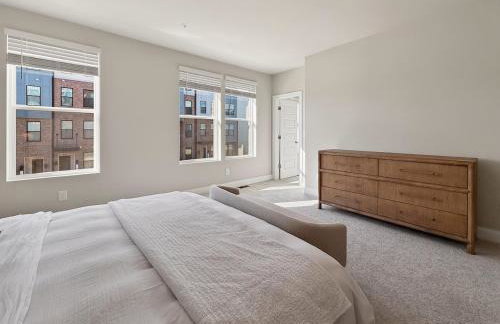 Luxe King Bed, Balcony, Garage in Downtown Raleigh - Foto 33