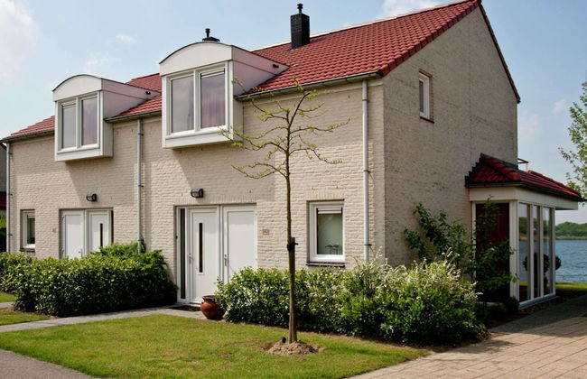 Villa in Maaspark With Lake Views & Sauna - Photo 1