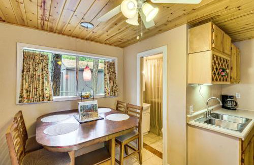 4 Mi to Rainbow Lake! Cozy Forest-View Gem with Deck - Foto 10