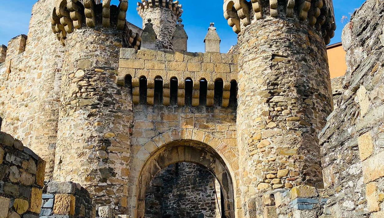 Portón de acceso al castillo de Ponferrada