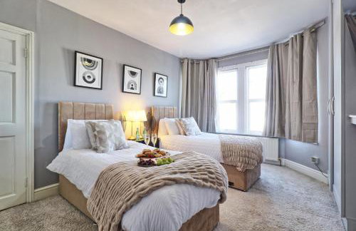 Large Southend Beach House Sleeps 8 Free Parking x 2 Perfect for Contractors 4 King Beds or 8 Single Beds by The Opulent Property Project UK - Foto 23