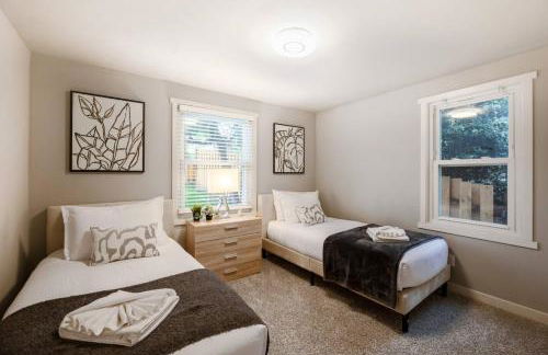 Chic 3BR 2BA Duplex w Serene View BBQ near airport - Foto 6