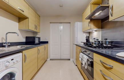 Spacious 4 Bedroom, 3 Bath House by Jesswood Properties Contractors, Business and Leisure with Free Parking and WIFI - Foto 9