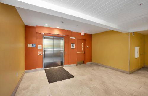 Elevator-King Bed-Walk Downtown-Free Garage Parking-Laundry - Foto 78