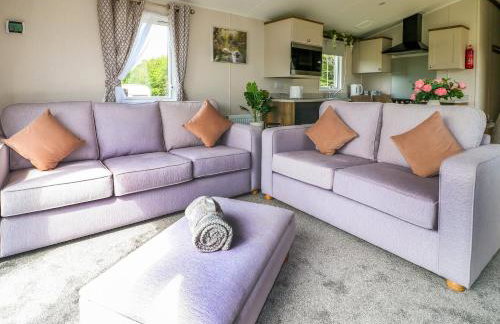 Swan Lodge - Photo 1