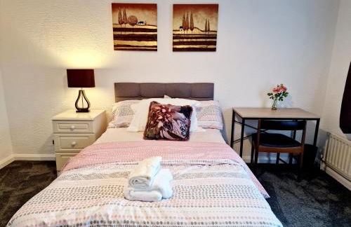 Chimes-Company & Family Stay, 2 Bedroom House with On Street free parking - Foto 8