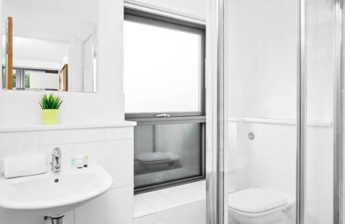 Three Bed House - Parking - Garden - Fast Wi-Fi 19LL - Foto 22