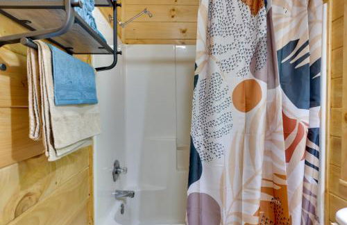 Secluded Cross Creek Cabin with Deck and Fire Pit! - Foto 8