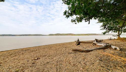 Walk to Lake Barkley! Family Home with Outdoor Oasis - Foto 2