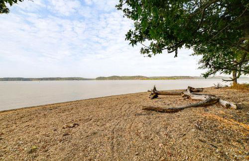 Walk to Lake Barkley! Family Home with Outdoor Oasis - Foto 2