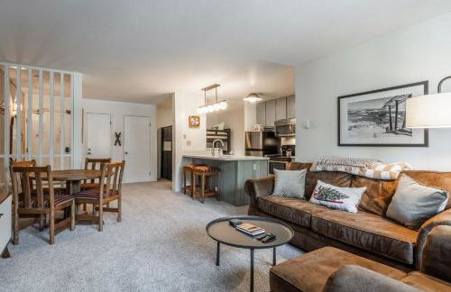 Crestview #3 bldg C 1 Bedroom plus Den / 2 Bathroom, close to town shuttle and short walk to village - Foto 1