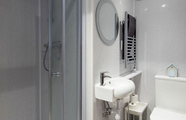 Beautiful Beachfront House wth Balcony Sea Views - Foto 46