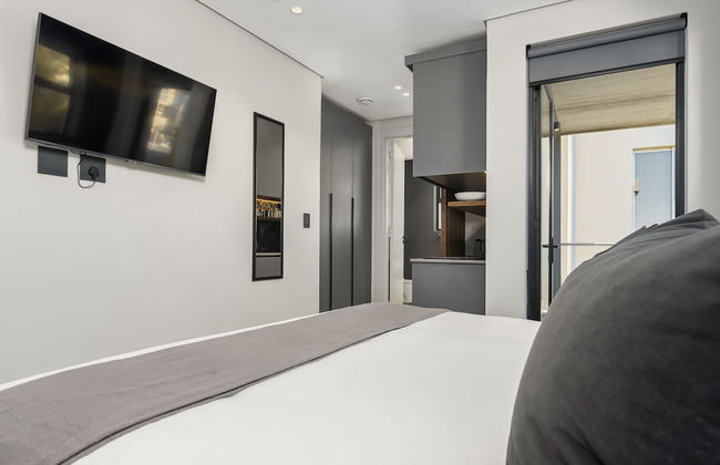 One Calais Luxury Apartments - Photo 31