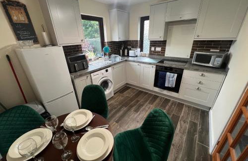 Superb Comfy 2 Bed House, Responsive & Caring Hosts Free WiFi & Parking, Close to MK Centre, Train Station, Santander, Network Rail by Webbhill Stays - Foto 6