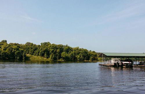 Upscale Lakefront Home w Dock & Kayaks - Photo 16