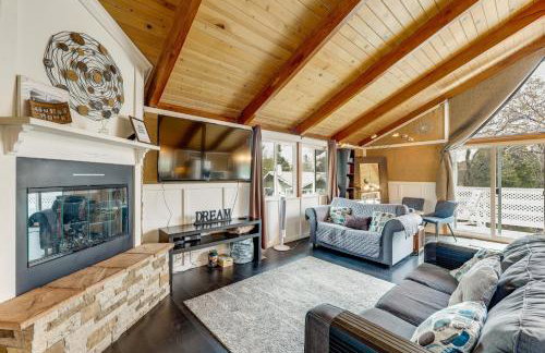 2 Mi to Lake Arrowhead! Mtn-View Hideaway with Deck - Foto 1