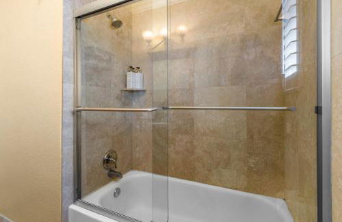 Walk to The Ave- Heated Pool, Spa, Golden Tee and Putting Green - mins to Beach- by Maven Vacation Rentals - Foto 32